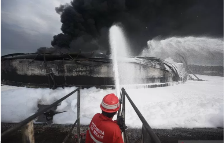 Tim HSSE & Fire Fighter Pertamina berupaya memadamkan api di lokasi insiden terbakarnya tangki penyimpan BBM di Kilang Balongan RU VI, Indramayu, Jawa Barat, Rabu 31 Maret 2021. ANTARA FOTO/Humas Pertamina/Priyo Widianto/Handout/DA/wsj. (PERTAMINA/Priyo Widianto)