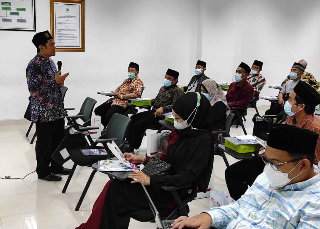 M Ghofirin saat melakukan sosialisasi program CBL pada pengurus pondok pesantren di Jawa Timur. (Foto: Istimewa)