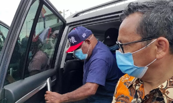  Gubernur Papua Lukas Enembe yang dideportasi PNG setelah masuk secara illegal, Rabu (31/4) nampak diantar Konsul RI di Vanimo, PNG Allen Simarmara hingga ke zona netral RI-PNG atau sekitar 100 meter dari PLBN Skouw, Jumat 2 April 2021 . (Foto: Antara/Evarukdijati)