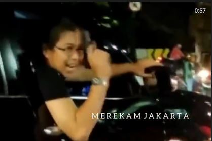 Tangkapan layar pria yang acungkan pistol saat senggol motor. (Foto: Istimewa)