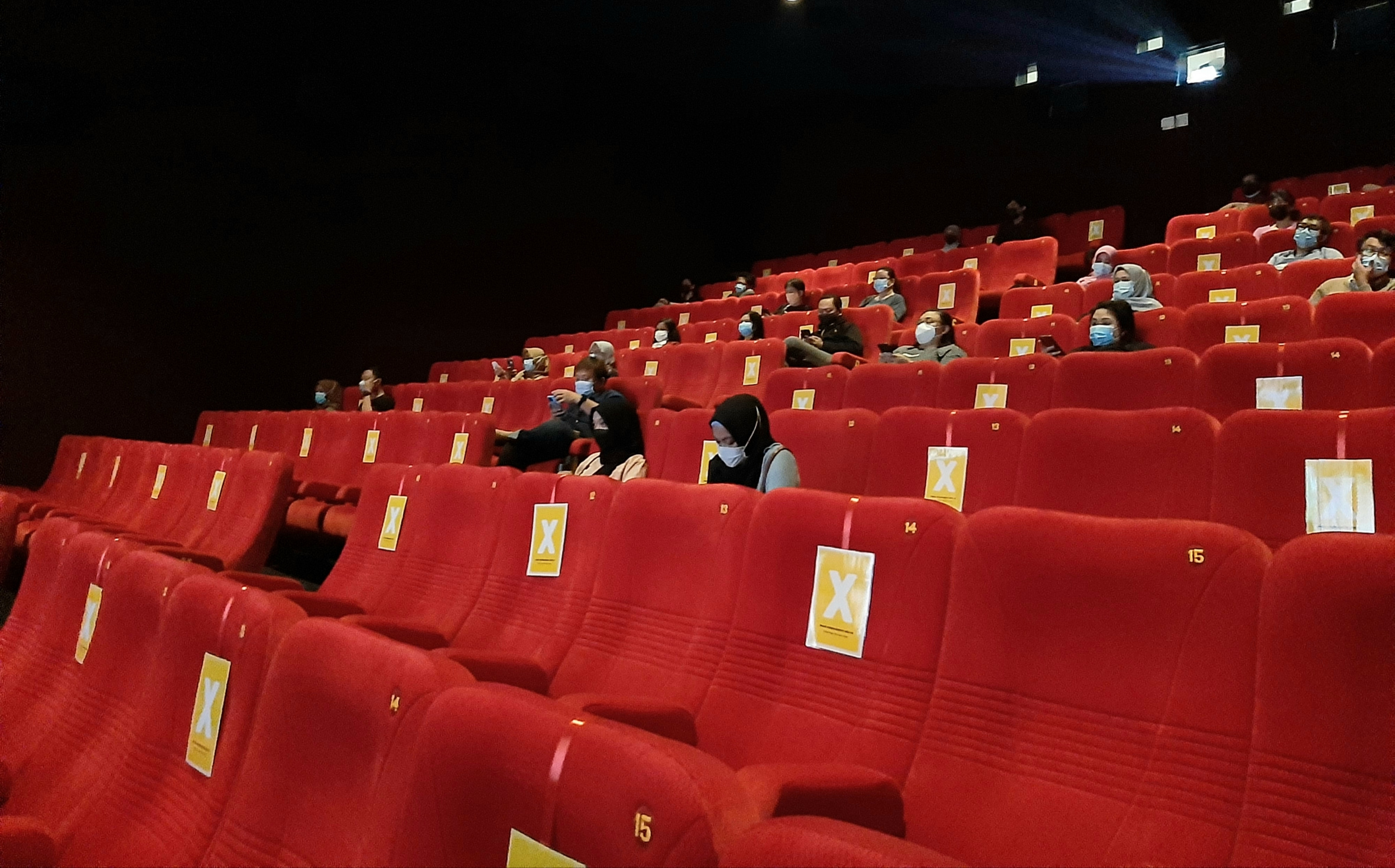 Suasana ruang theater bioskop XXI Grand City dengan penerapan protokol kesehatan. (Foto: Pita Sari/Ngopibareng.id) 