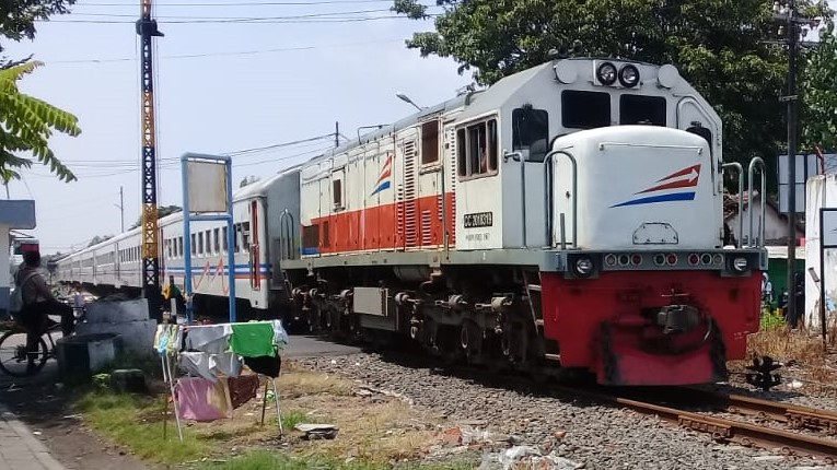 Salah satu perlintasan KA tanpa palang pintu di Kota Probolinggo yang dinilai rawan kecelakaan lalu lintas. (Foto: Ikhsan Mahmudi/Ngopibareng.id)