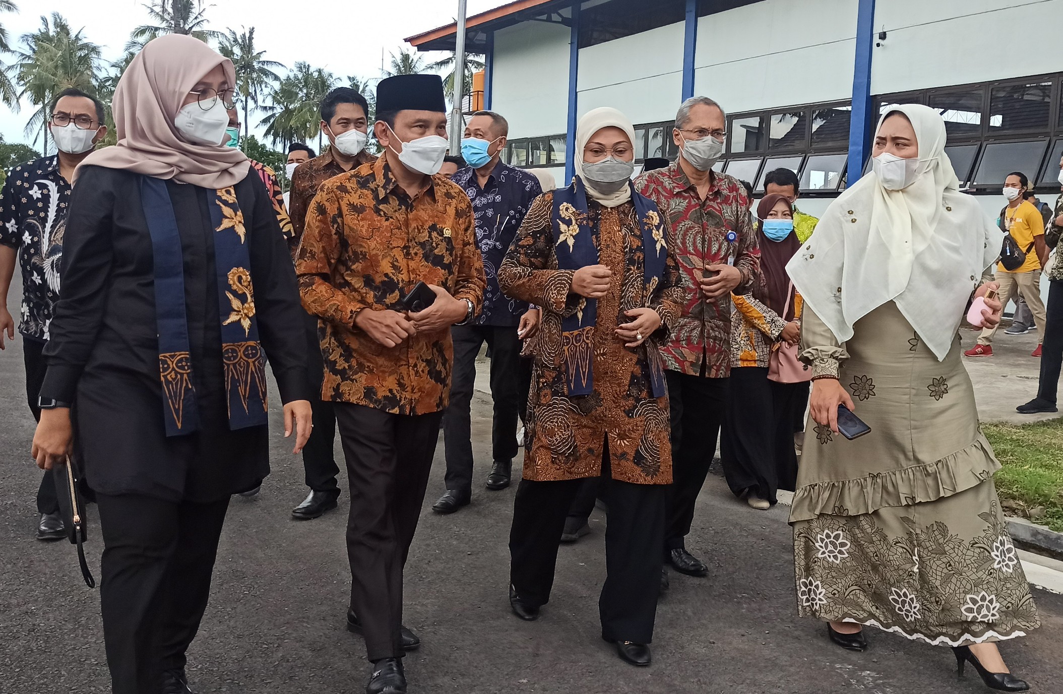 Menteri Tenaga Kerja Ida Fauziyah (dua dari Kanan)  didampingi Bupati Banyuwangi Ipuk Fiestiandani Azwar Anas (paling kiri) (foto:Muh Hujaini/Ngopibareng.id)