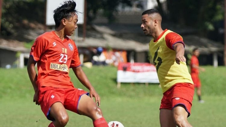 Bruno Smith (kanan) saat menjalani sesi latihan bersama Arema FC (Instagram: @aremaofficial)