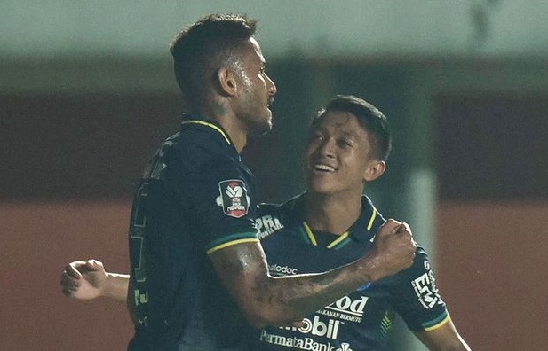 Dua penggawa Persib Wander Luiz dan Febri Hariyadi yang tampil apik saat lawan Persiraja di laga terakhir babak penyisihan Grup D Piala Menpora. (Foto: Instagram/@Persib)