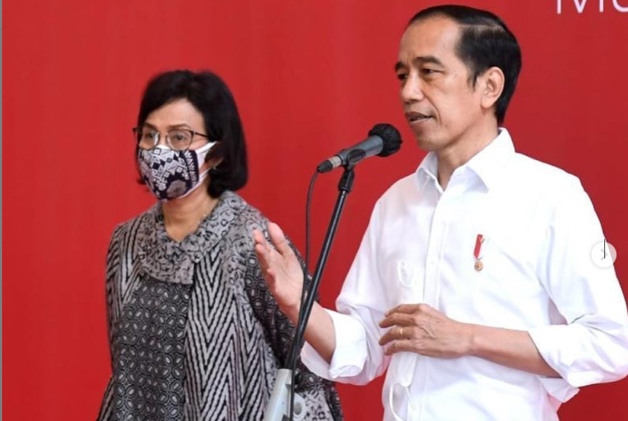 Menteri Keuangan Sri Mulyani mendampingi Presiden Joko Widodo dalam vaksinasi di Gedung Bursa Efe Jakarta, 31 Maret 2021. (Foto: Tangkapan layar via Instagram)