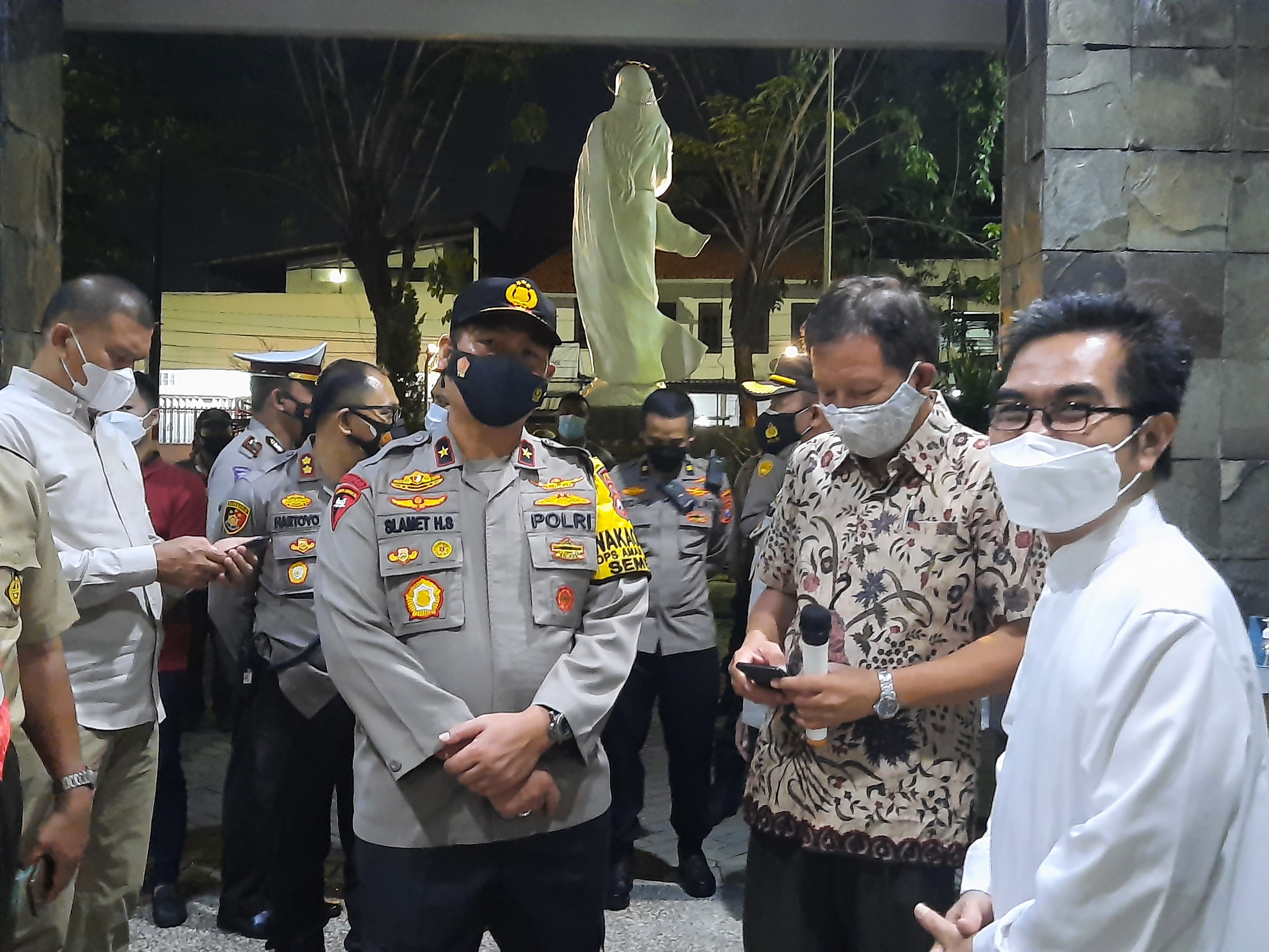 Wakapolda Jatim, Brigjen Pol Slamet Hadi Supraptoyo ketika melakukan kunjungan di Gereja Santa Maria Tak Bercela Surabaya, Jumat 2 Maret 2021 malam. (Foto: Alief Sambogo/Ngopibareng.id)