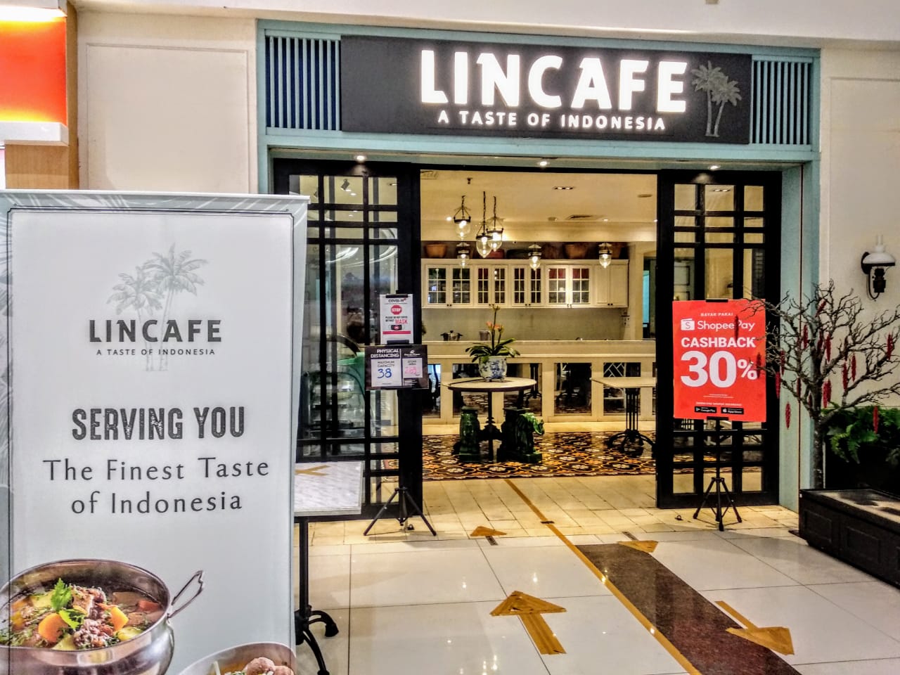 gerai Lincafe di lantai ground mal Ciputra World Surabaya (Foto: M. Rizqi/Ngopibareng.id))