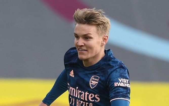 Martin Odegaard menjadi pemain kunci Arsenal dalam beberapa laga terakhir. Lawan Liverpool, ia kembali menjadi andalan di lini tengah Arsenal. (Foto: Twitter/@Arsenal)