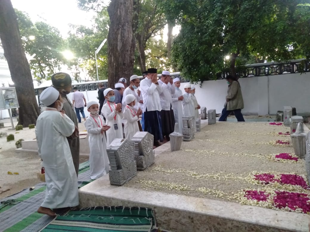 Eri Cahyadi ketika mengikuti Haul Sunan Ampel. (Foto: Istimewa)