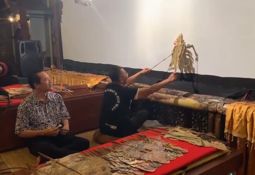 Dahlan Iskan main wayang di Kampung Mayangkara, Solo.