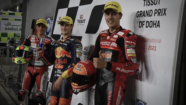 Jeremy Alcoba (kanan) start di posisi kedua, diikuti rekannya Gabriel Rodrigo karena Sergio Garcia start dari pit lane akibat penalti Moto3 Doha. (Foto: Dok. Dorna Sports)