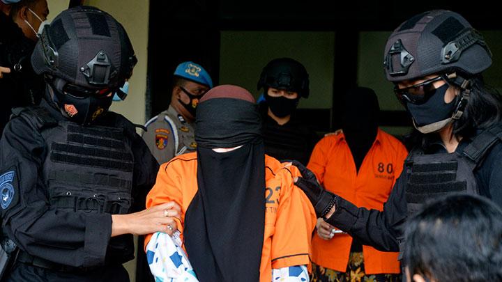 Tim gabungan Densus 88 Antiteror Mabes Polri dan Brimob Polda Sulsel menggiring tersangka teroris saat akan diberangkatkan ke Jakarta di Bandara lama Sultan Hasanuddin, Kabupaten Maros, Sulawesi Selatan, Kamis, 4 Februari 2021. (Foto: Antara/Abriawan Abhe)