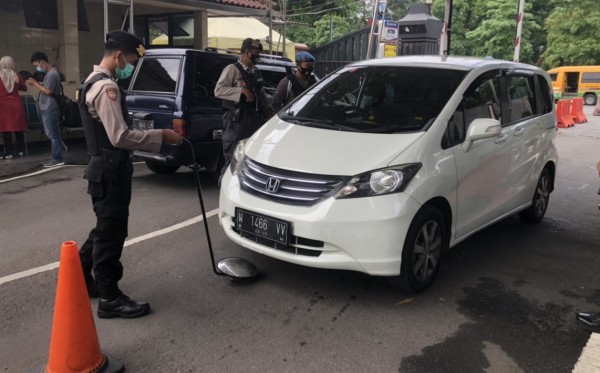 Petugas polisi melakukan pengecekan di pintu masuk Mapolda Jatim (Foto: Andhi Dwi/Ngopibareng.id)