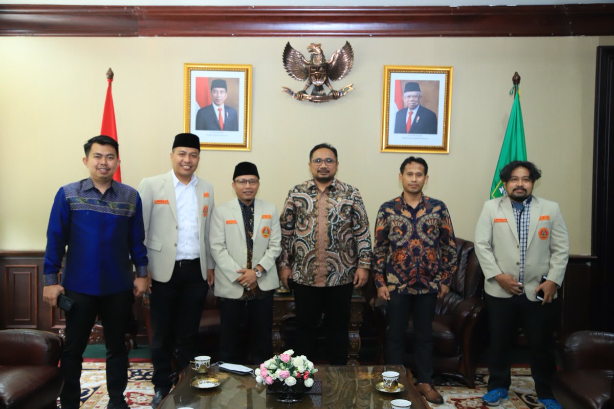 Menteri Agama Yaqut Cholil Qoumas bersama Pengurus Pusat (PP) Pemuda Muhammadiyah, berdiskusi program pengembangan pendidikan dan wawasan kebangsaan bagi kaum millenial. (Foto: Istimewa)