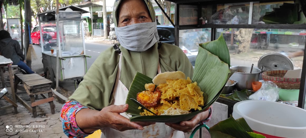 Nasi pecel tumpang trasi dele olahan Mak Yem. (Foto: Fendhy Plesmana/Ngopibareng.id)