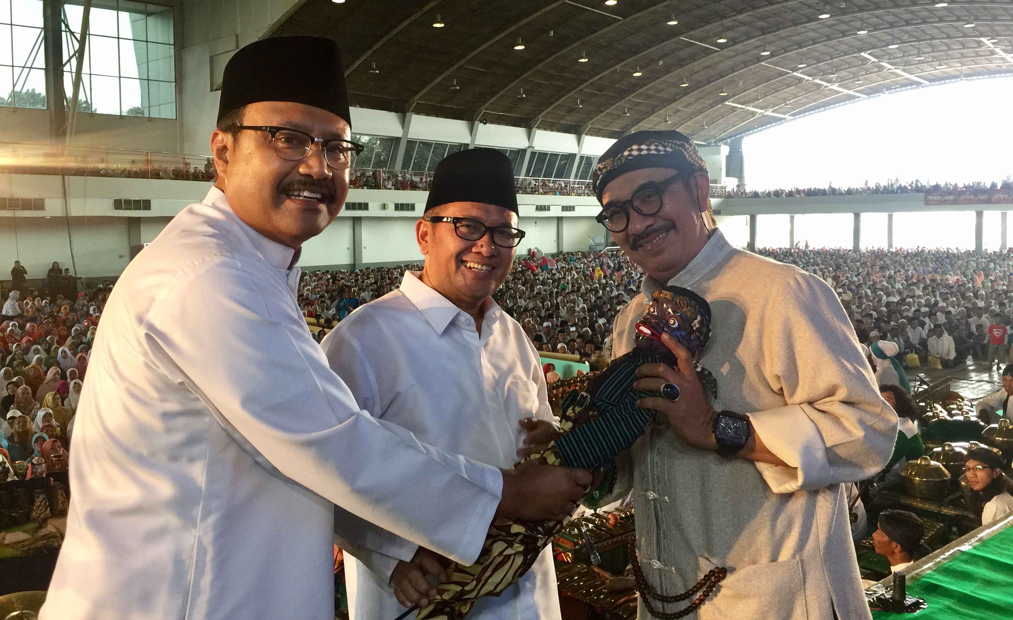 WAYANG: Gus Ipul menyerahkan wayang kepada Ki Entus disaksikan KH Imam Hambali.