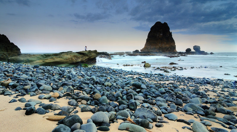 BUKAN BALI: Pantai ini adalah Pantai Pasir Putih Malikan Jember. Indah kan? Tidak harus ke Bali.