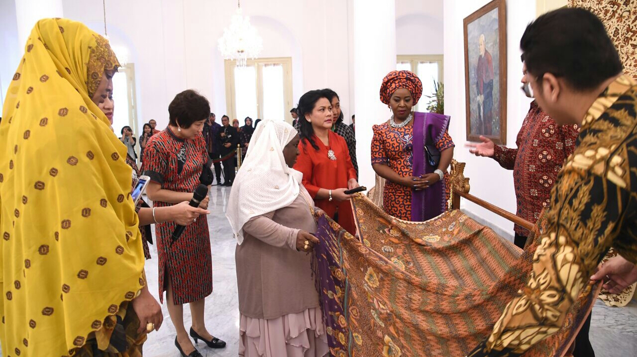 BATIK: Ibu Negara Iriana Jokowi memamerkan batik di depan para istri delegasi IORA. (Foto: Biro Pers Setpres)