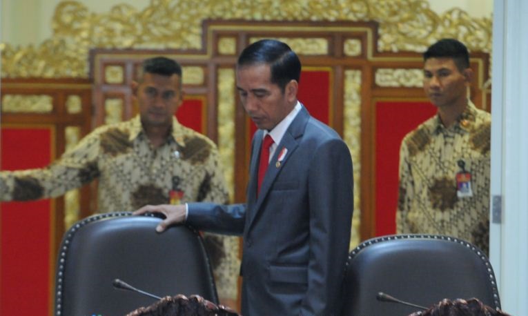 Presiden Jokowi bersiap memipin rapat terbatas Dana Desa, di Istana Negara, Jakarta. (29/3). (Foto: Biro Pers Setpres)