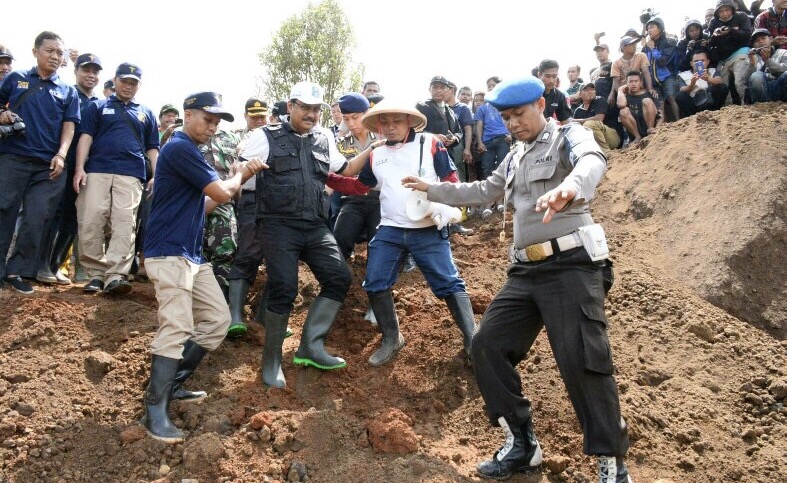 Wagub Jatim Saifullah Yusuf ketika meninjau korban longsor Ponorogo