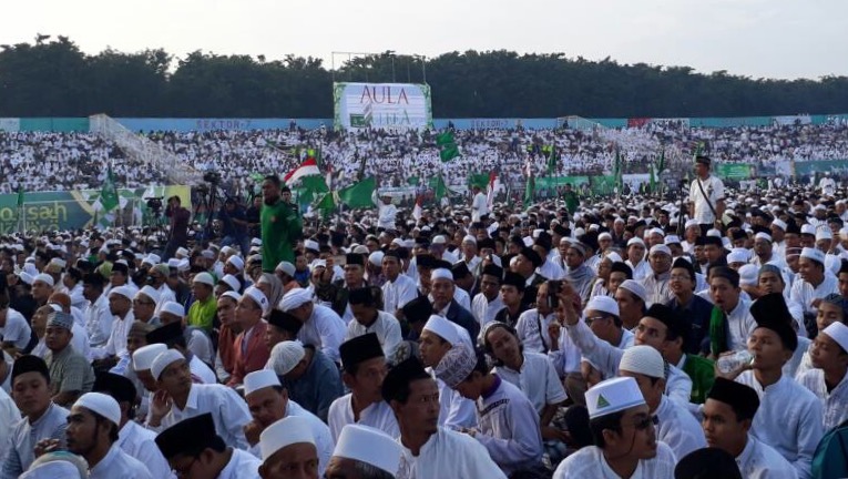 TERTIB: Peserta Istighotsah Kubro NU duduk dengan tertib di dalam stadion Delta Sidoarjo. 