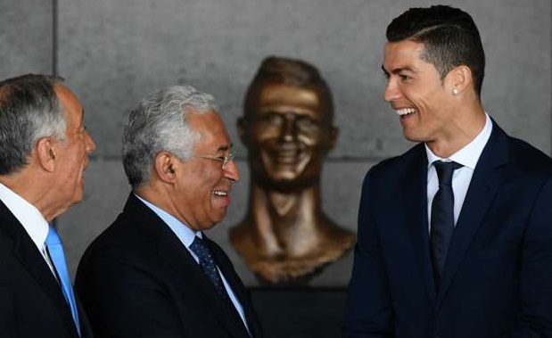 PATUNG DIRI: Cristiano Ronaldo saat hadiri peresmian patung dirinya, dan sekaligus melihat bandara yang menggunakan namaya di Portugal.