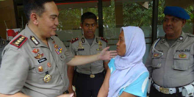 Kapolrestabes Surabaya Kombespol Mohammad Iqbal menanyai perempuan yang ditangkap di SDN Mojo I Surabaya, di Mapolsek Gubeng, Kamis (23/3)