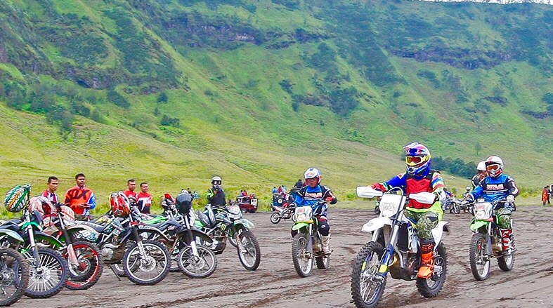 ADVENTURE: Pangdam V/Brawijaya Mayjen TNI I Made Sukadana saat menikmati trailnya di Bromo. (foto istimewa)