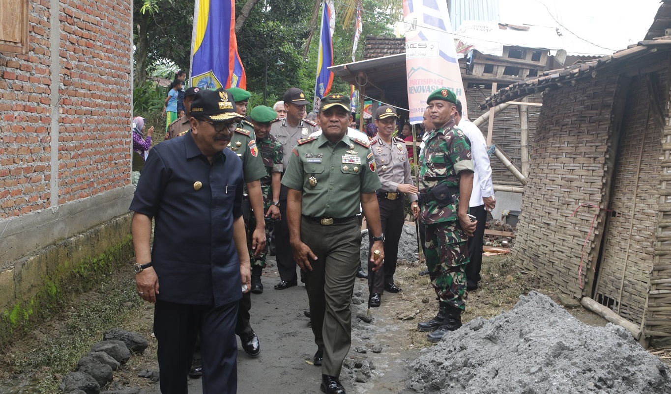 Bubernur Jawa Timur bersama Pagdam V Brawijaya Menuju Tempat Lokasi Peletakan Batu Pertama Renovasi Rumah Tidak Layak Huni ( RTLH ) Tahap XIII di Desa Mojowuku, Damean, Gresik, pada Rabu (5/4).