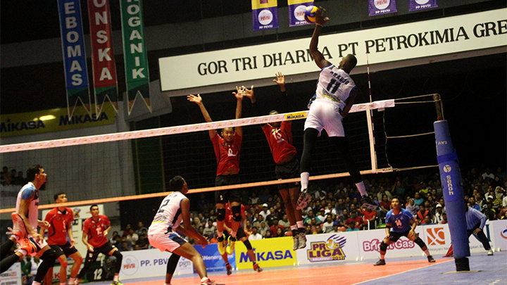 Carlos Alberto Araujo pemain Palembang Bank Sumsel Babel (putih) melakukan smash ke Surabaya Bhayangkara Samator saat laga Proliga 2017 Putaran Kedua, Minggu (5/3).