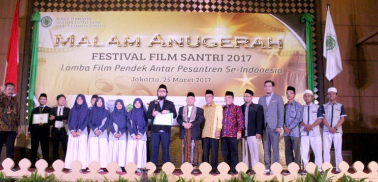 JUARA: Ketua Umum MUI Pusat, KH Ma’ruf Amin, para juara, malam Anugerah Pemenang Lomba Film Pendek Santri Antar- Pesantren Se-Indonesia.