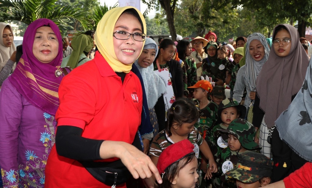 Fatma Saifullah Yusuf saat menghadiri acara jalan santai bareng keluarga yang digelar Harian Surya dan Perwosi di Parkir Timur Plaza Surabaya, Minggu (9/4). 