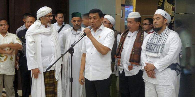 Menteri Koordinator Politik Hukum dan Keamanan Wiranto menerima perwakilan massa Aksi 313 di kantor Menkopolhukam.  