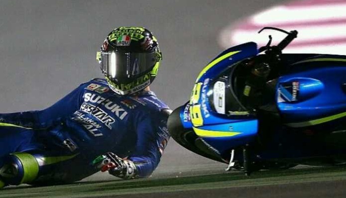 JATUH: Iannone saat terjatuH di sirkuit Losail Qatar dalam seri pembuka MotoGP 2017, setelah bersenggolan dengan Marc Marquez, Minggu (26/3).