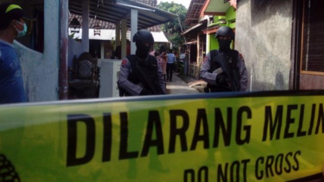 Salah satu TKP penangkapan terduga teroris di Lamongan pasca operasi dilakukan, Jumat (7/4), (Foto: Sebarr)