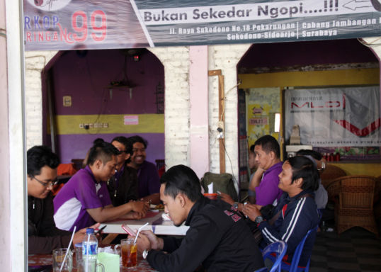 Warkop angkringan 99 menyuguhkan nuansa berbeda saat nongkrong agar dapat menarik minat pengunjung. Warkop angkringan 99 menyuguhkan nuansa berbeda saat nongkrong agar dapat menarik minat pengunjung.