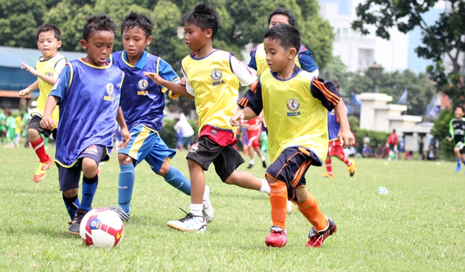 Para pemain cilik yang tampak sedang berlatih bola sejak dini, untuk dapat bermain dan menjadi penerus sepak bola nasional.