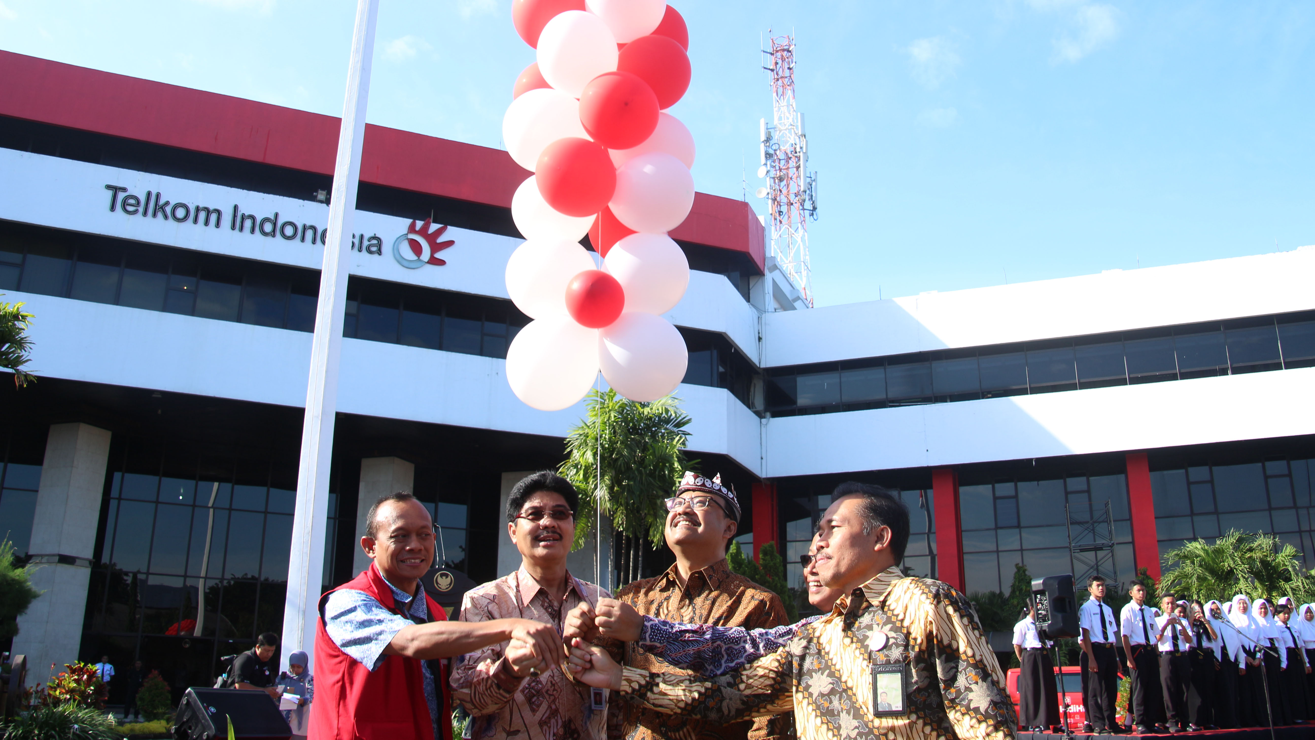 Wakil Gubernur Jatim Saifullah Yusuf bersama jajaran Kepala Dinas melepas balon sebagai pertanda kesiapan Provinsi Jawa Timur menggelar UNBK 2017, di Kantor Telkom Indonesia, Surabaya, Selasa (14/3).