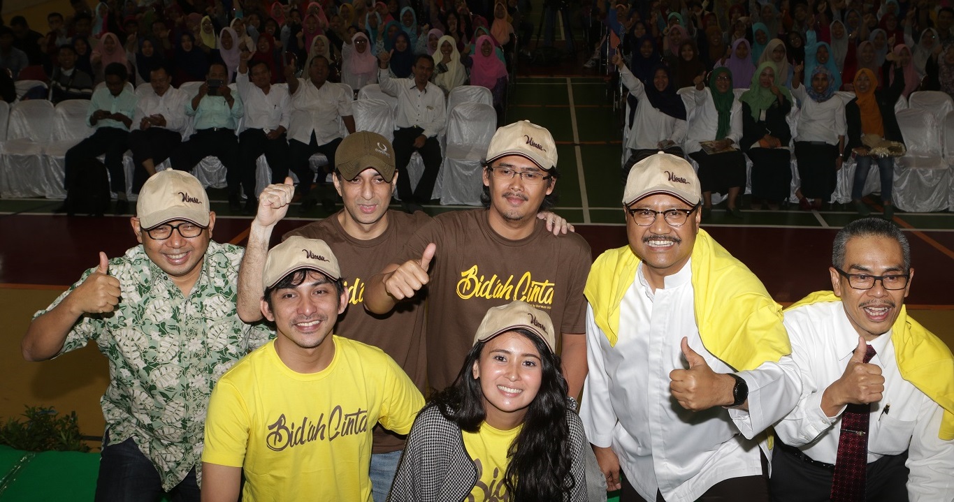 BERPOSE: Wakil Gubernur Jawa Timur Gus Ipul berpose dengan para Artis; Ayushita, Yoga Pratama, Nurman Hakim dan Ben Shohib Pada Acara Movie Talkshow Bid'ah Cinta di UINSA Surabaya, Selasa (14/3).