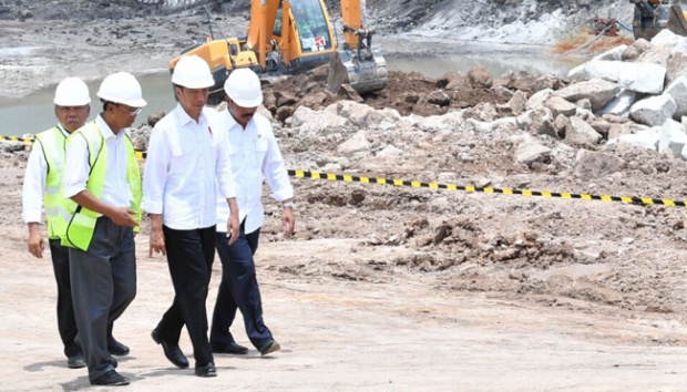 Jokowi saat lakukan kunjunga kerja ke proyek pembangunan waduk Sei Gong.