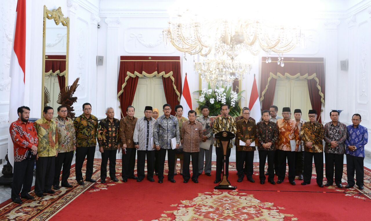 Jokowi bersama pimpinan lembaga negara saat acara silaturahmi di Istana Merdeka, Selasa (14/3). (Foto: Kris - Biro Pers Setpres)