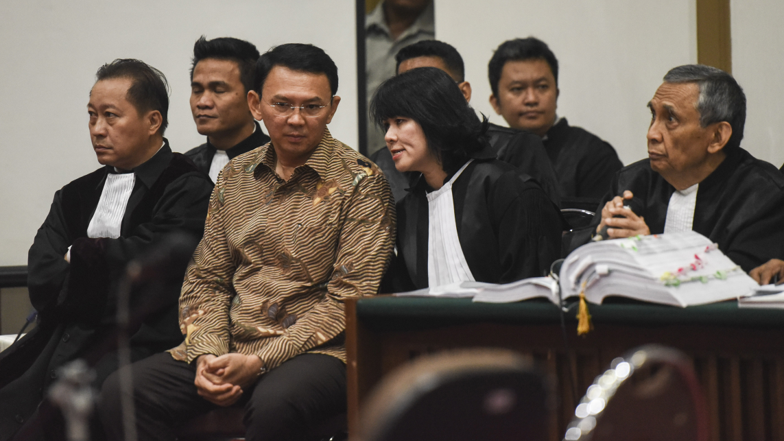 Gubernur DKI Jakarta nonaktif Basuki Tjahaja Purnama alias Ahok (kedua kiri) berbincang dengan penasehat hukumnya saat menjalani sidang lanjutan kasus dugaan penistaan agama di PN Jakarta Utara, Auditorium Kementerian Pertanian, Jakarta, Rabu (29/3). (Foto: Antara)