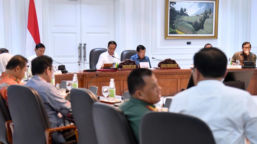 Presiden Joko Widodo dan Jajaran melakukan rapat terbatas di Kantor Kepresidenan, Senin (3/4). (Foto: Biro Pers Setpres)