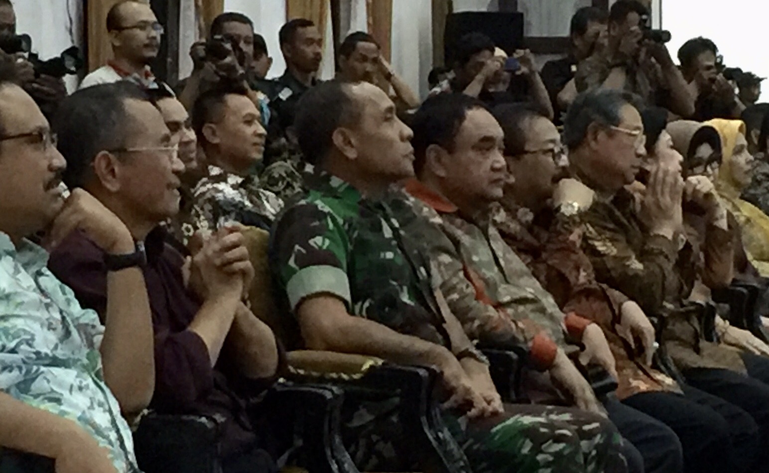 TERHARU: Gus Ipul, Dahlan Iskan, Pangdam V Brawijaya Mayjen TNI I Made Sukadana, Ketum PWI Margiono, Pakde Karwo dan SBY di Grahadi Surabaya.