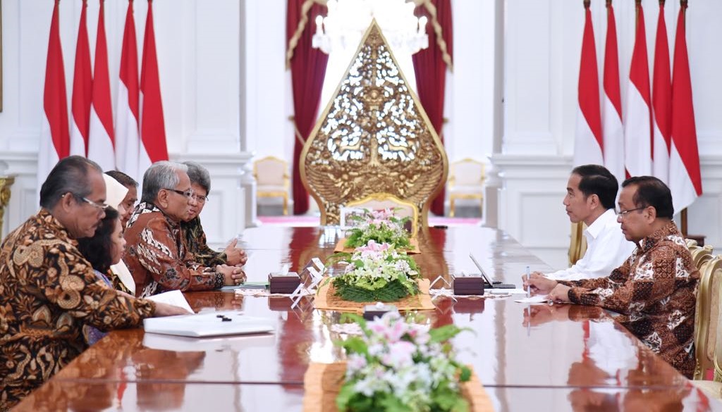 TIGA NAMA: Panitia Seleksi Hakim MK diterima oleh Presiden Jokowi dan Menteri Sekretaris Negera Pratikno, di Istana Negara, Jakarta. Senin (3/4). (Foto: Biro Pers Setpres)