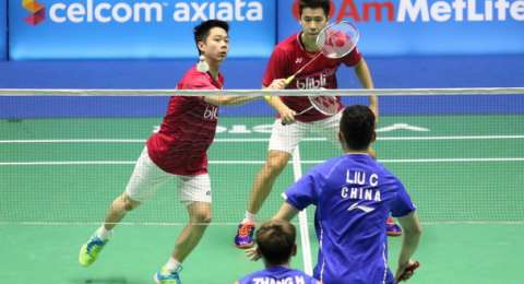 Ganda putra Indonesia, Kevin Sanjaya Sukamuljo/Marcus Fernaldi Gideon, saat menghadapi pasangan Cina, Liu Cheng/Zhang Nan, di babak kedua Malaysia Open Super Series Premier, Kamis (6/4). (Foto: PBSI)