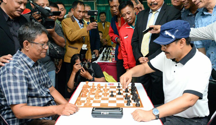 MAIN CATUR: Gus Ipul memainkan bidak catur saat membuka turnamen di Asrama Haji Surabaya. (Foto Humas Pemprov)