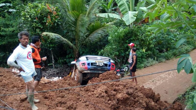 Kondisi lokasi evakuasi pasca longsor susulan, Minggu (9/4).