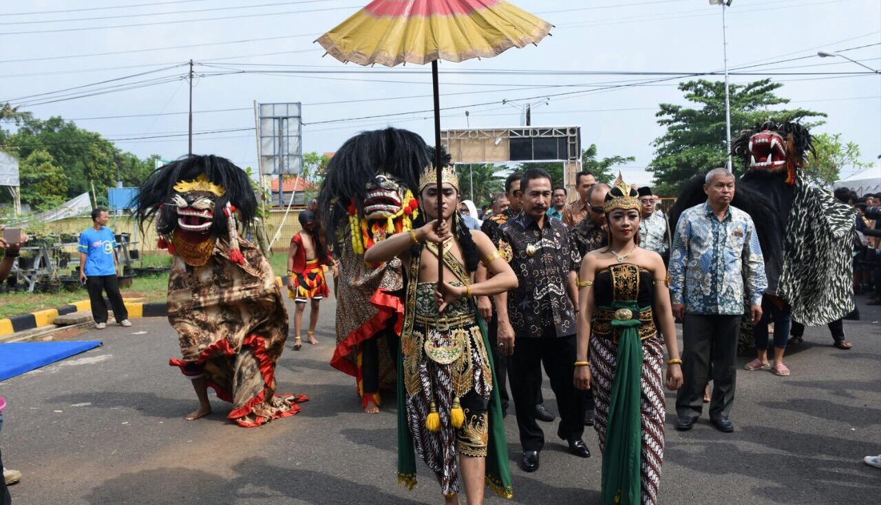 PAWAI: Suasana pembukaan Pati Tourism Expo 2017 berlangsung meriah di Pati. Foto: Melandy Kurnia Putra/Pati Pos